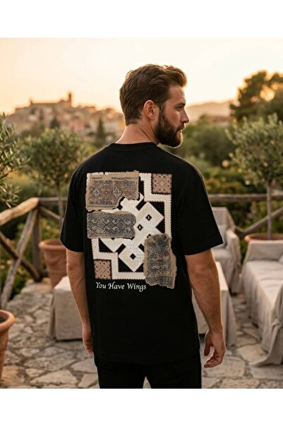 CANMODA تي شيرت أسود بتصميم عرقي كبير الحجم مع سجادة كليم تفاصيل مطرزة - You ...