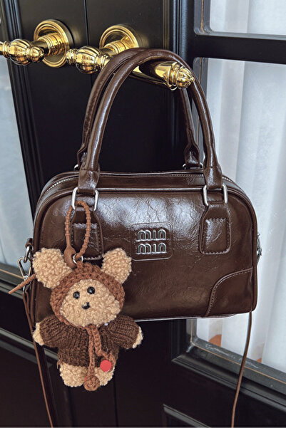 Louis Vettriano حقيبة حقيبة كتف صغيرة بمقبض علوي للنساء، مزينة بقلادة دب صغير.