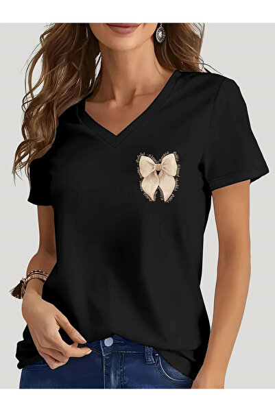 mercoledi تي شيرت نسائي بشريط مطبوع وياقة على شكل حرف V وأكمام عادية