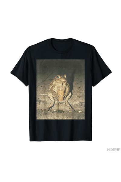 Flood Of Style تي شيرت مضحك على شكل ضفدع يشرب القهوة مثلجة من Goblincore Meme...