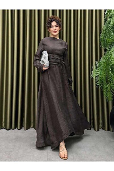 Cardella فستان طويل من قماش TNCL بتفاصيل مزينة بالفيروز عند الخصر - فستان مبط...