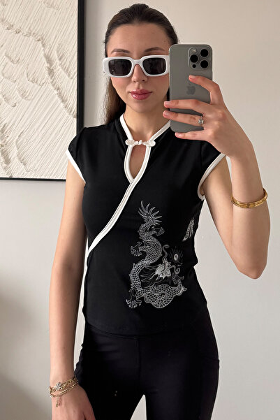 İlayda Toprak Μαύρη μπλούζα με μηδενικό μανίκι, με μοτίβο δράκου και λεπτομέρ...