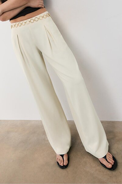 Stradivarius Saten yüzeyli zincir detaylı pensli pantolon