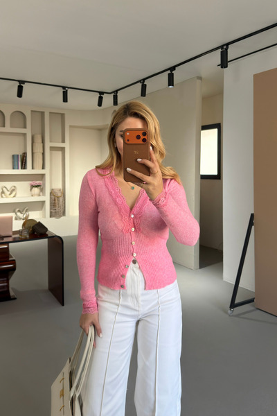 Sezgi Tekin Lace Detailed Buttoned Pink Cardigan