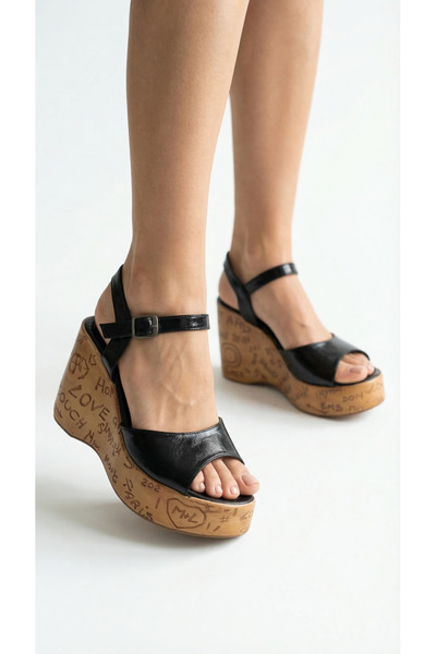 Limeo أحذية صنادل نسائية صيفية ذات نعل عريض وكعب عريض من الجلد بإبزيم