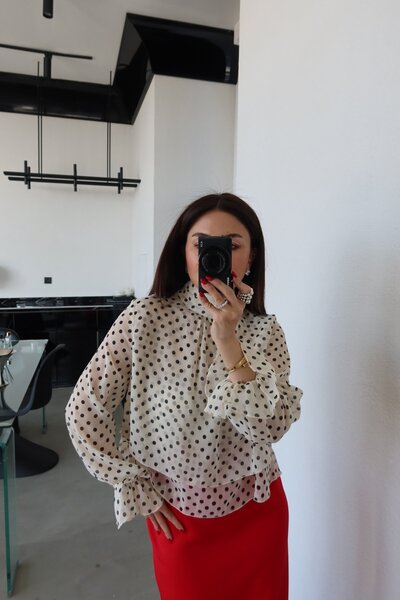 Özge Özgenç Puantiyeli Şal Detaylı Bluz