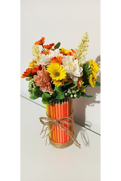 Pasiunea Florilor Cutie din creioane portocalii cu flori galbene și portocalii