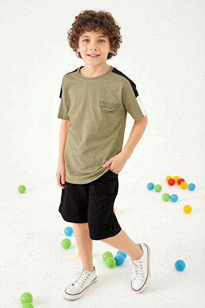 Perendi Set pantaloni scurți pentru băieți cu imprimeu Choices și mâneci deco...