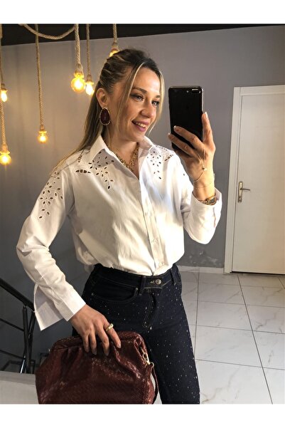 Gözde Tasarım Butik قميص نسائي أبيض اللون بقصة عادية ونقشة مموجة