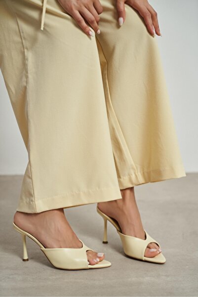 NİŞANTAŞI SHOES Γυναικείες παντόφλες Rodi Butter Yellow Matte Pointed Toe Λεπ...