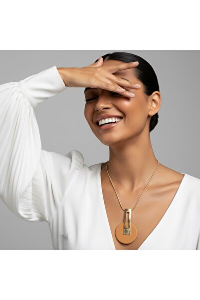 COCOSH TAKI قلادة ذات تصميم عصري مع حلية دائرية كبيرة بلون ذهبي ولون جملي
