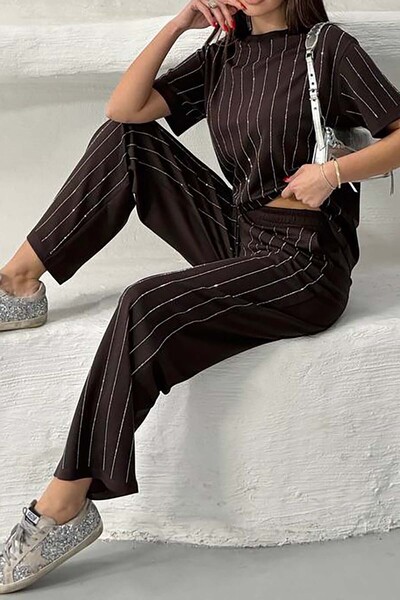 XXL BUTİK Set pantaloni și tricou maro pentru femei cu dungi cu pietre aplica...