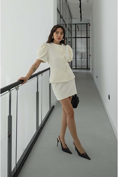 Havoş طقم تنورة وسترة بلون إكرو بأكتاف منتفخة