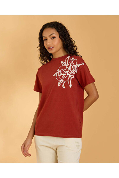 REDTAG تيشيرت نسائي مطرّز باللون العنابي