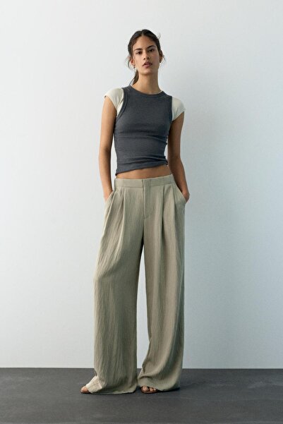 Pull & Bear Düğmeli ve fermuarlı, kemer tokalı, önü pensli, elastik belli, ta...