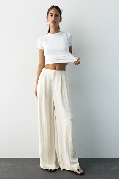 Pull & Bear Düğmeli ve fermuarlı, kemer tokalı, önü pensli, elastik belli, ta...