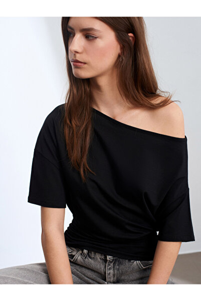 Dilvin 32735 Тениска с асиметричен деколте – черна