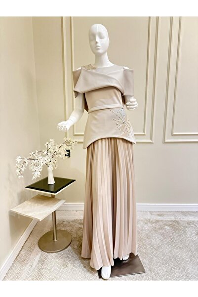 MYROSE SA A dress with a flat shoulder