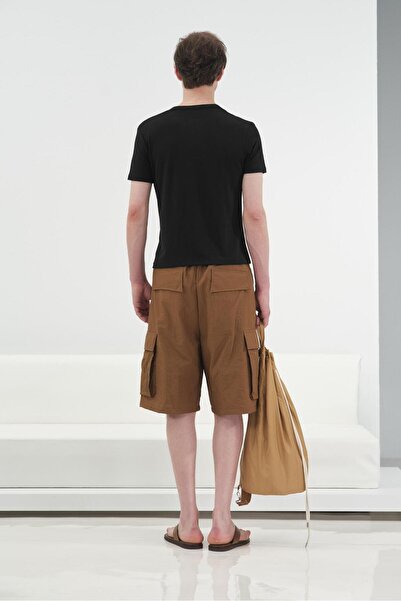 GIESTO ΜΑΥΡΟ T-SHIRT ΜΕ ΜΙΣΗ ΦΟΥΣΚΑΛΗ ΚΑΙ ΣΤΕΝΗ ΓΡΑΜΜΗ