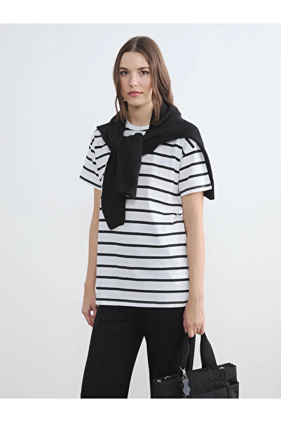 LC Waikiki Μαύρο γυναικείο μπλουζάκι με ριγέ λαιμόκοψη