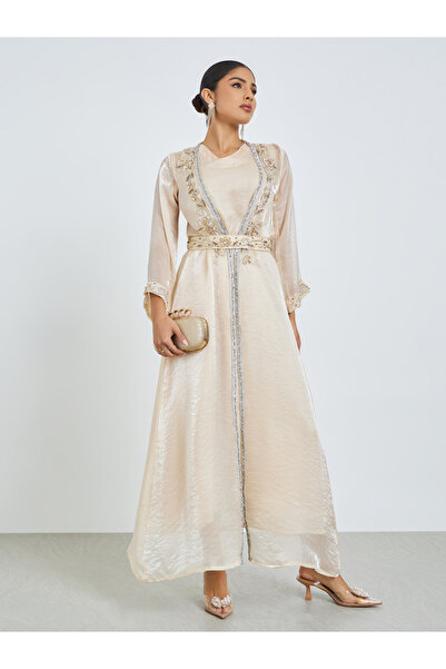 Amirah By Styli طقم قفطان وفستان ماكسي مزين باللون الكريمي