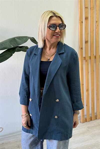 By Esra Celkan سترة بليزر بأكمام ثلاثة أرباع وأزرار باللون الأزرق الداكن