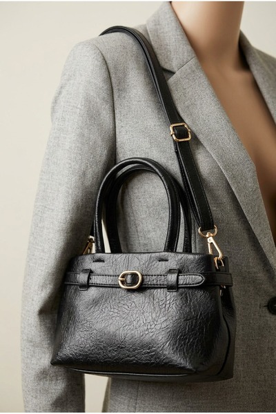 MRS.MODA Γυναικεία τσάντα χεριού και ώμου σε μαύρο χρώμα με λεπτομέρεια ζώνης...