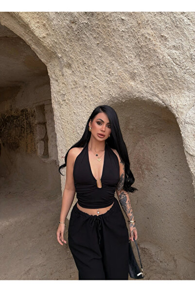 kırmızı butiks Μαύρο crop top με δέσιμο στο λαιμό και αξεσουάρ