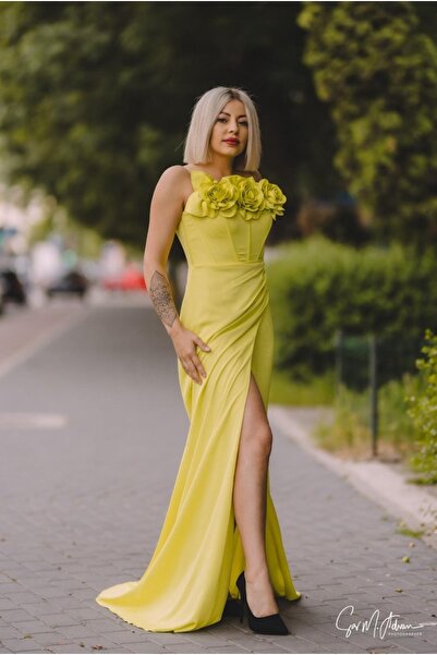 Angy Fashion Long yellow evening dress with 3D flowers and a side slit Size: 42
