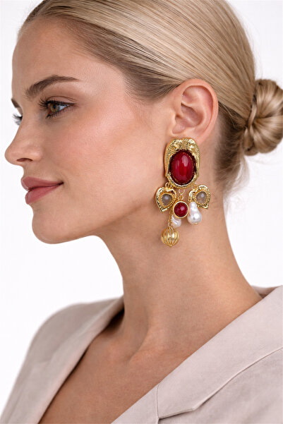 Brandsmiths أقراط متدلية على شكل قلب من اللؤلؤ الأحمر الداكن