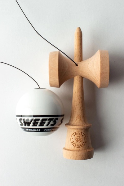 Kendama Starter Sweets, Formă Amped, Alb, Base cup, Cupe Mari + Set Ata Cadou + Stickere