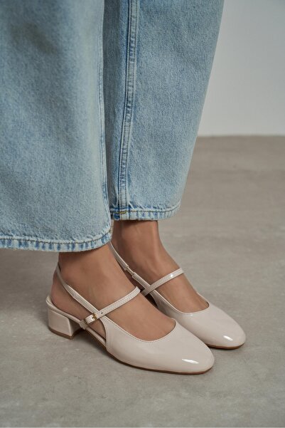 NİŞANTAŞI SHOES حذاء تيدي بيج من الجلد اللامع بتفاصيل مشبك وظهر مفتوح وكعب قص...