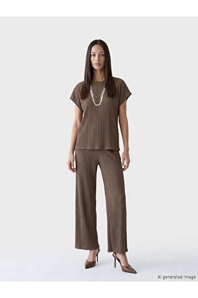 LC Waikiki LCWAIKIKI Κλασικό Καφέ Γυναικείο Μπλουζάκι με Λαιμόκοψη Crew και Υφή