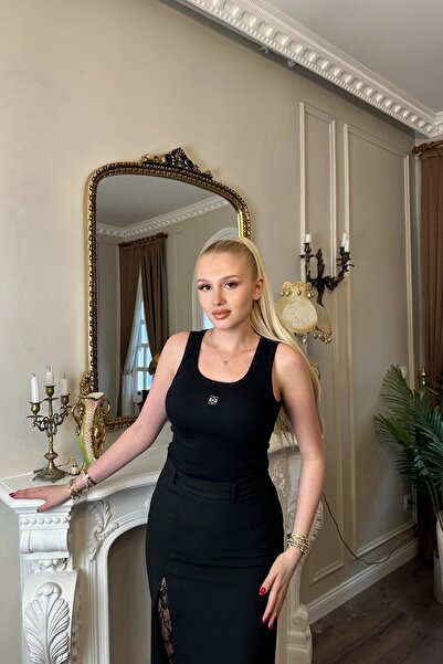 lizge giyim تيشيرت رياضي بتفاصيل إكسسوارات على شكل حرف U