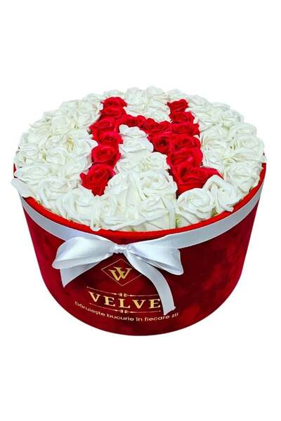 velve Aranjament floral litera N cu 55 trandafiri de sapun in cutie rotunda c...