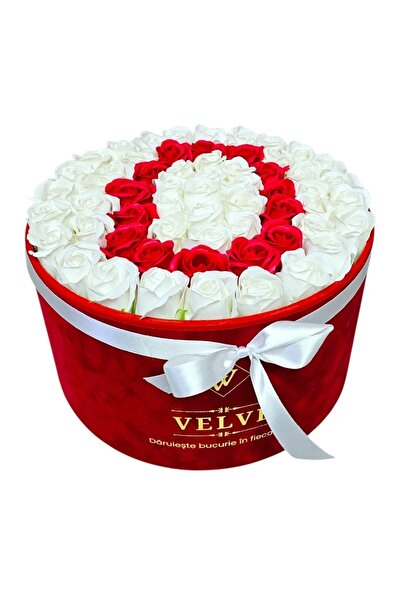 velve Aranjament floral litera O cu 55 trandafiri de sapun in cutie rotunda c...