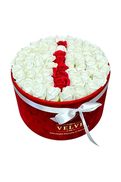 velve Aranjament floral litera I cu 55 trandafiri de sapun in cutie rotunda c...