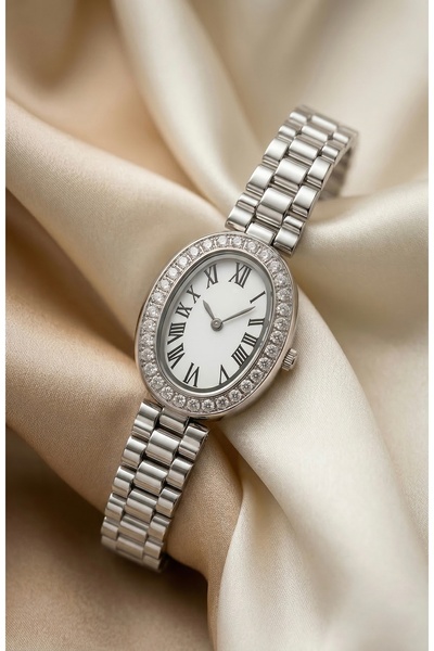 KLISHE Butik ساعة نسائية من الفولاذ باللون الفضي بعلبة بيضاوية مرصّع بالأحجار...