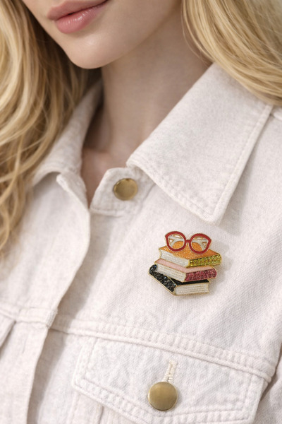 uğurlu dükkan Renkli Üç Kitap Ve Kırmızı Gözlük İğneli Broş