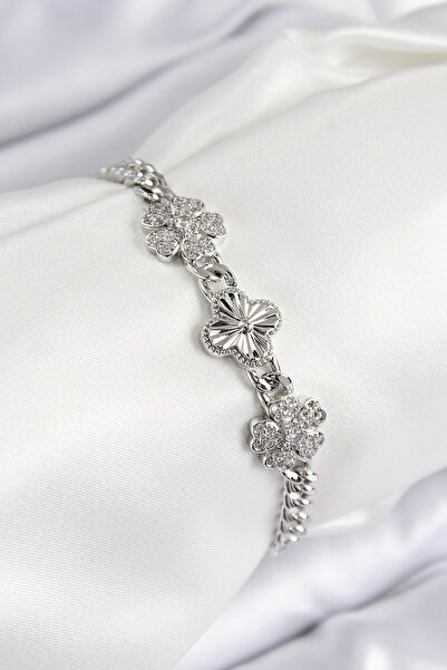 Inure Jewelry سوار نسائي من النحاس والزركون الحجري على شكل برسيم موديل فضي اللون