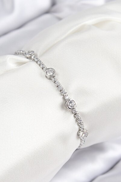 Inure Jewelry سوار نسائي من حجر الزركون النحاسي موديل دائرة فضية اللون مع مصعد