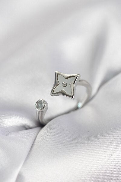 Inure Jewelry خاتم نسائي من حجر الزركون موديل كلوفر مربع الشكل باللون الفضي