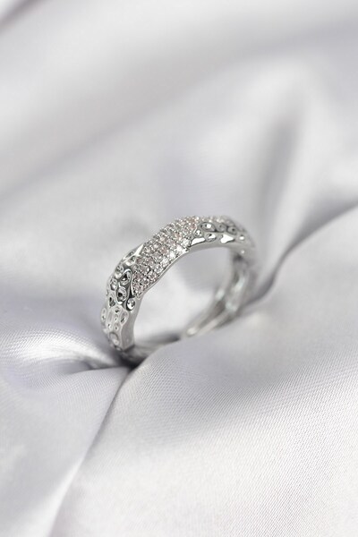 Inure Jewelry خاتم نسائي فضي اللون مرصع بحجر الزركون