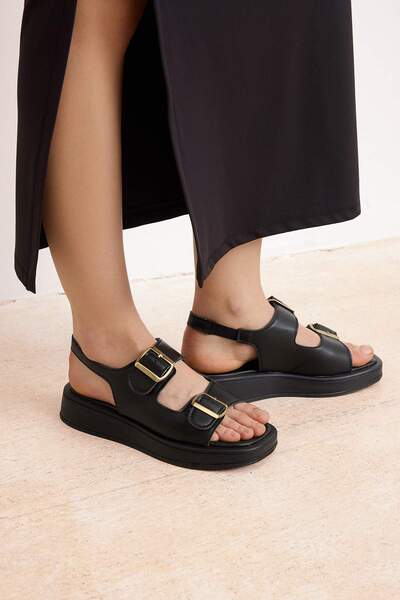 TRENDYOL SHOES Černé dámské sandály se silnou podrážkou s dvojitou přezkou 
 ...