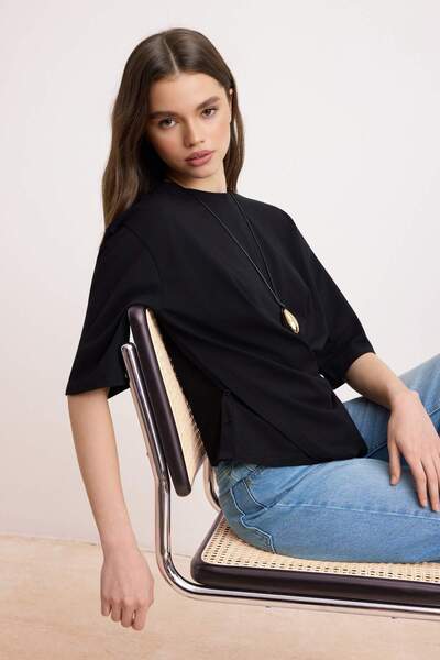 Trendyol Collection تي شيرت أسود عادي/عادي بأكمام قصيرة ومشبك ثلاثي الأرباع م...