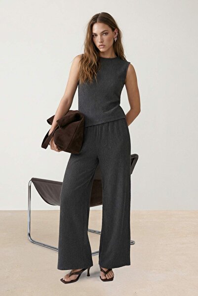 Trendyol Collection طقم سترة وبنطلون محبوك بنسيج غير متماثل وواسع الساقين بلو...