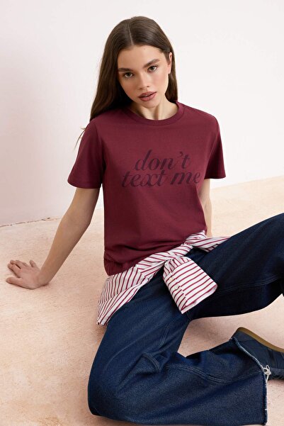 Trendyol Collection تي شيرت بوردو سلوغان ذو تصميم عادي/عادي بأكمام قصيرة مصنو...