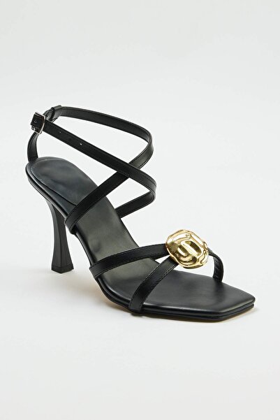 TRENDYOL SHOES Μαύρα χρυσά γυναικεία κλασικά παπούτσια με τακούνι και λεπτομέ...