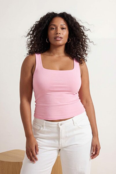 Trendyol Curve قميص داخلي محبوك ذو ياقة مربعة باللون الوردي وحزام عنق ناعم وم...