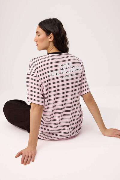 Trendyol Kollektion Rosa gestreiftes Oversize/Tight-Fit-T-Shirt mit kurzen Är...